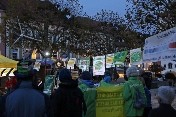 Menschen nehmen an der Kundgebung zur Klimademo teil