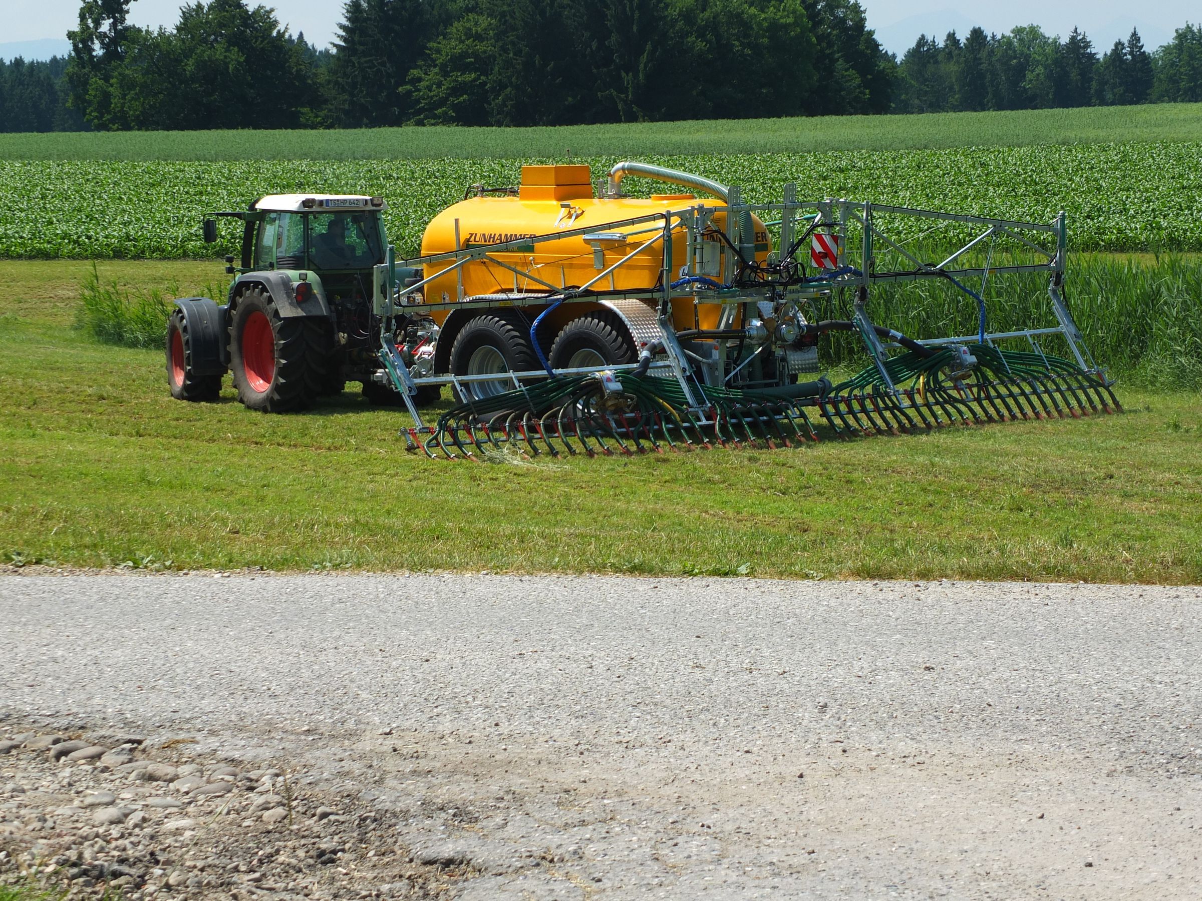 Foto: B. Rutkowski - Traktor Traktor mit Güllewagen auf dem Feld