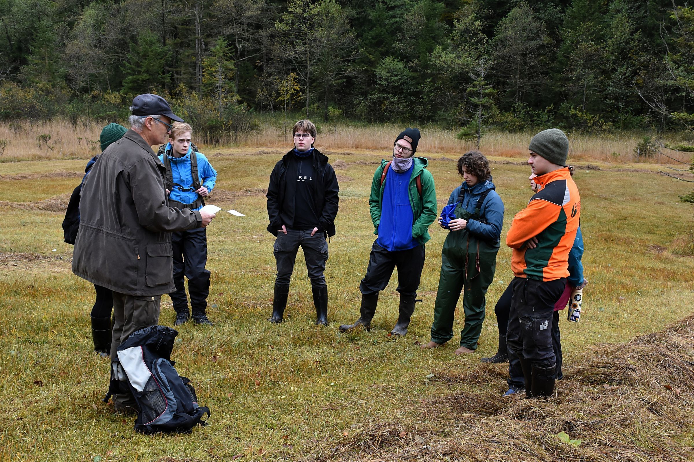 Georg Berger erklärt die Pflege der Feuchtwiese
