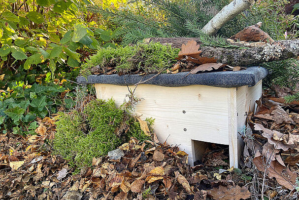 Igelhaus im Garten unter Laub und Reisig