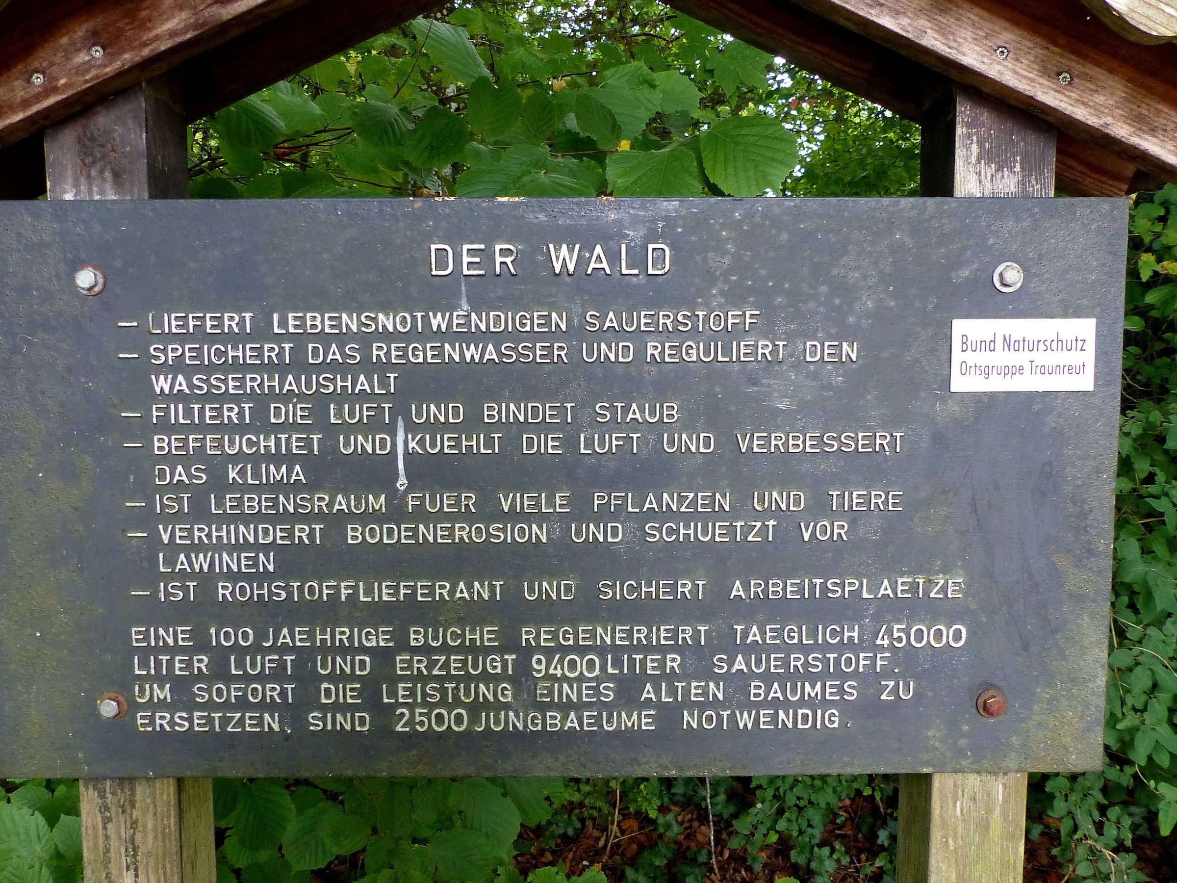 Tafel zur Bedeutung des Traunsteiner Waldes in Traunreut