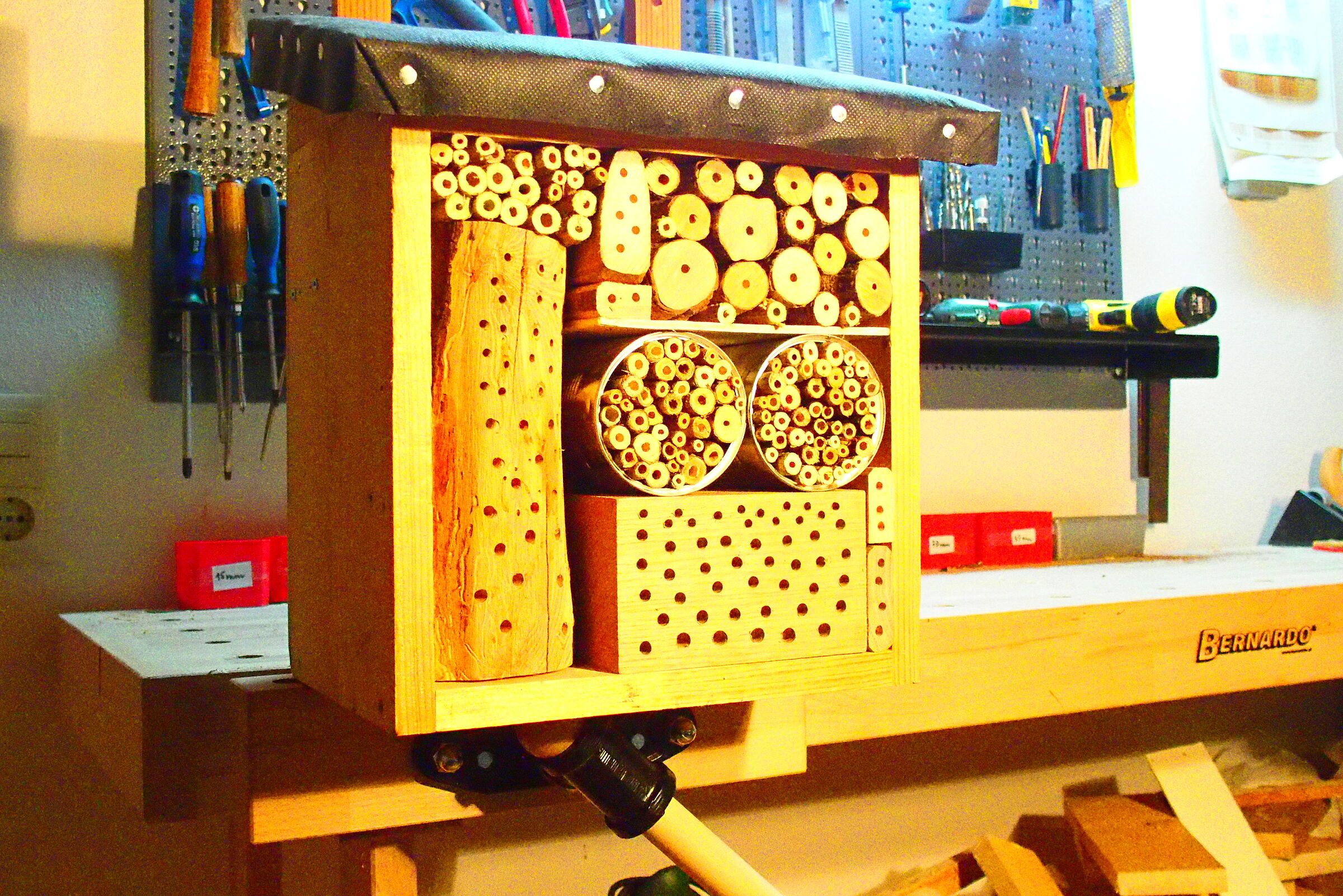 Insektenhotel auf der Werkbank