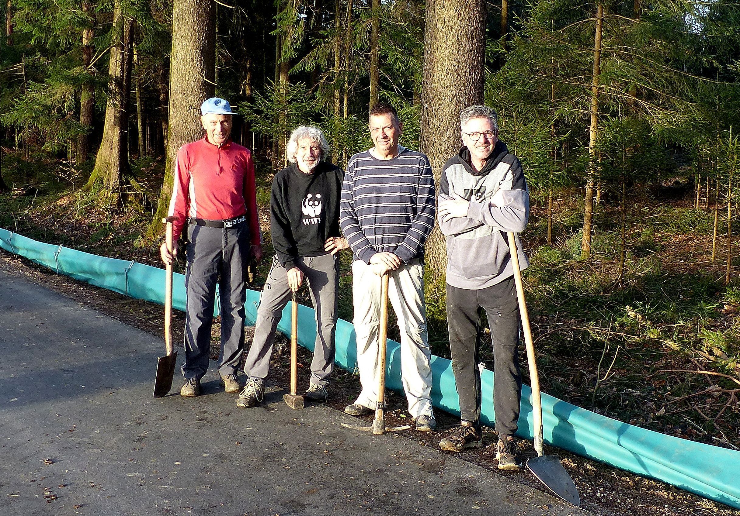 Helfer vor dem Amphibienzaun in Gigling bei Traunreut