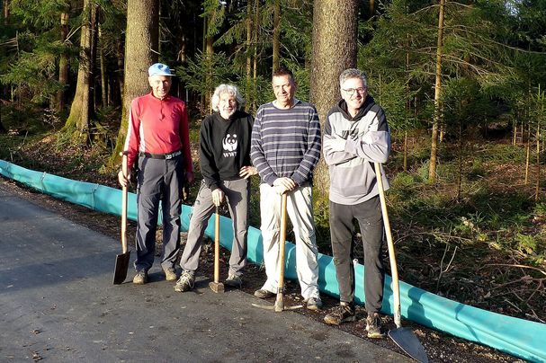 Helfer vor dem Amphibienzaun in Gigling bei Traunreut