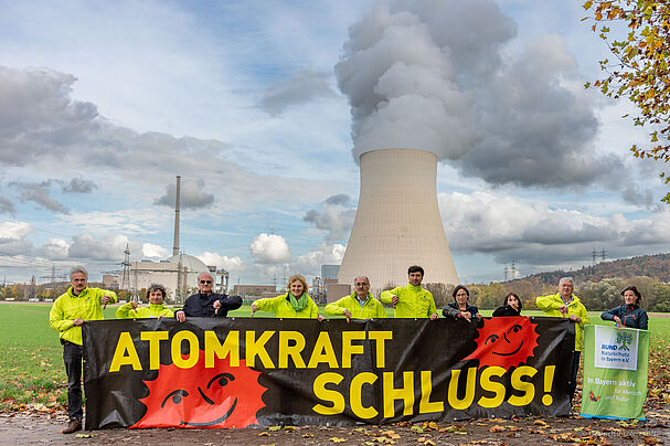 Atomkraftwerk Isar II im Hintergrund, BN Landesvorstand mit Banner Atomkraft Schluss! vorne