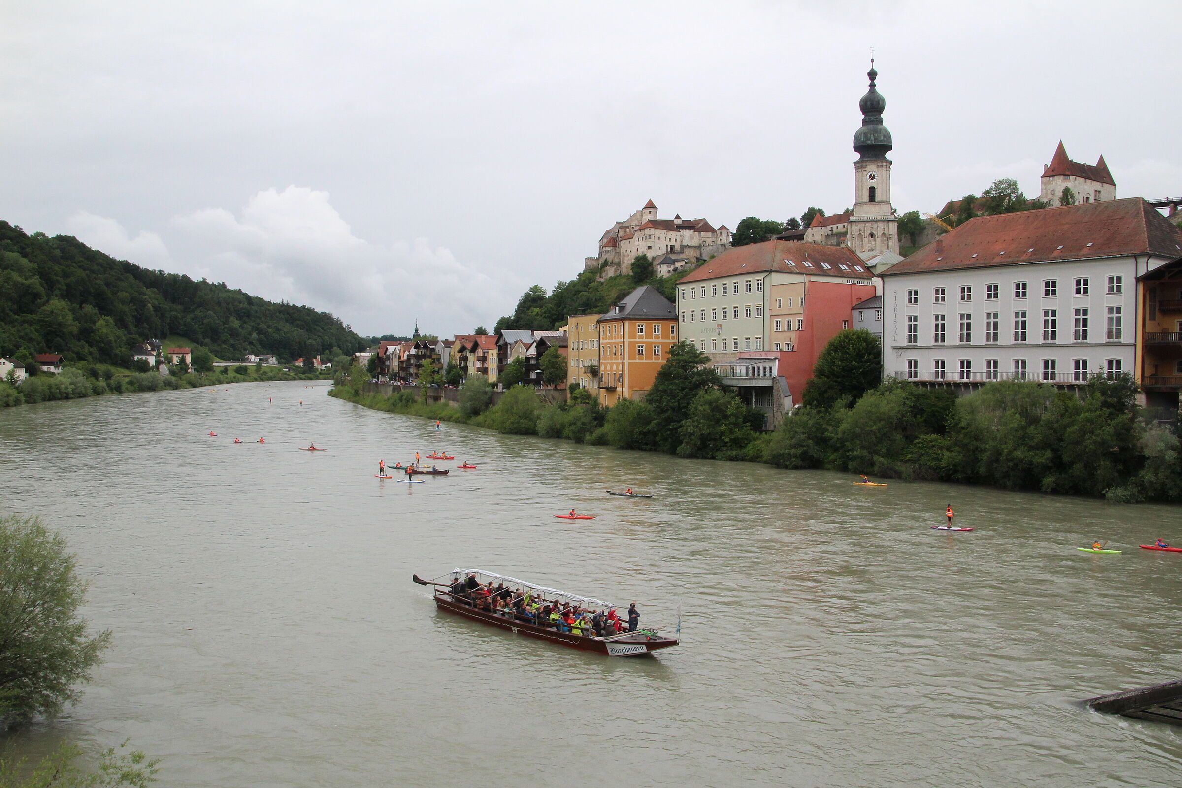 Plätte und Paddler auf der Salzach Foto Arno Zandl