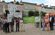 Bund Naturschutz bei der Kundgebung in Burghausen für eine frei fließende Salzach. Foto: BN Bund Naturschutz bei der Kundgebung in Burghausen für eine frei fließende Salzach. Foto: BN