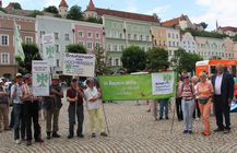 Bund Naturschutz bei der Kundgebung in Burghausen für eine frei fließende Salzach. Foto: BN