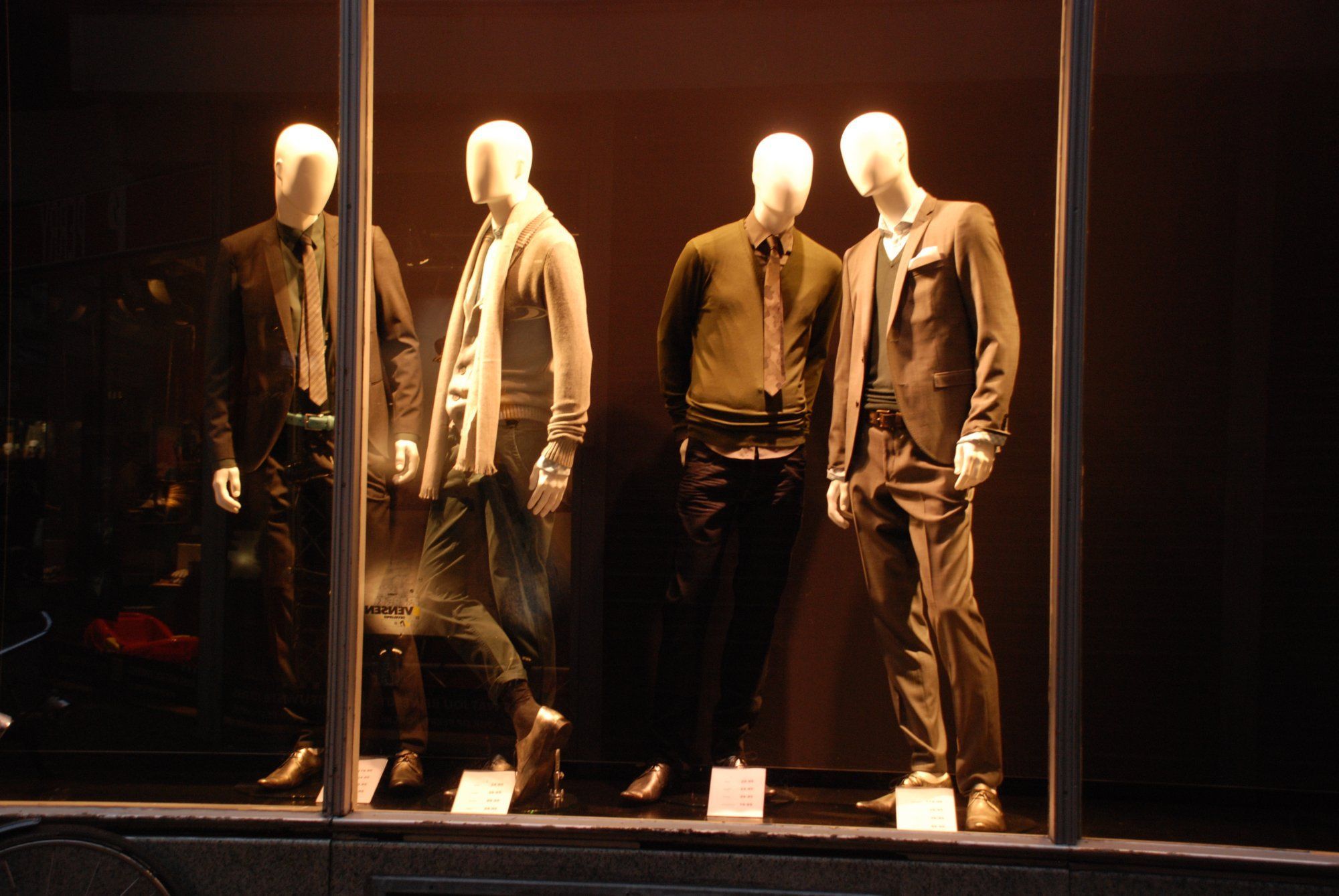 Foto: Chr. Rutkowski Fast Fashion Herrenmode Schaufensterpuppen bekleidet mit Herrenmode