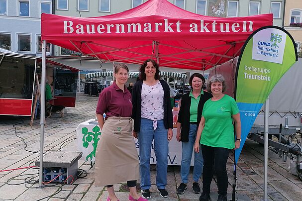 Akteurinnen vor dem Wildkräuterstand am Stadtplatz in Traunstein