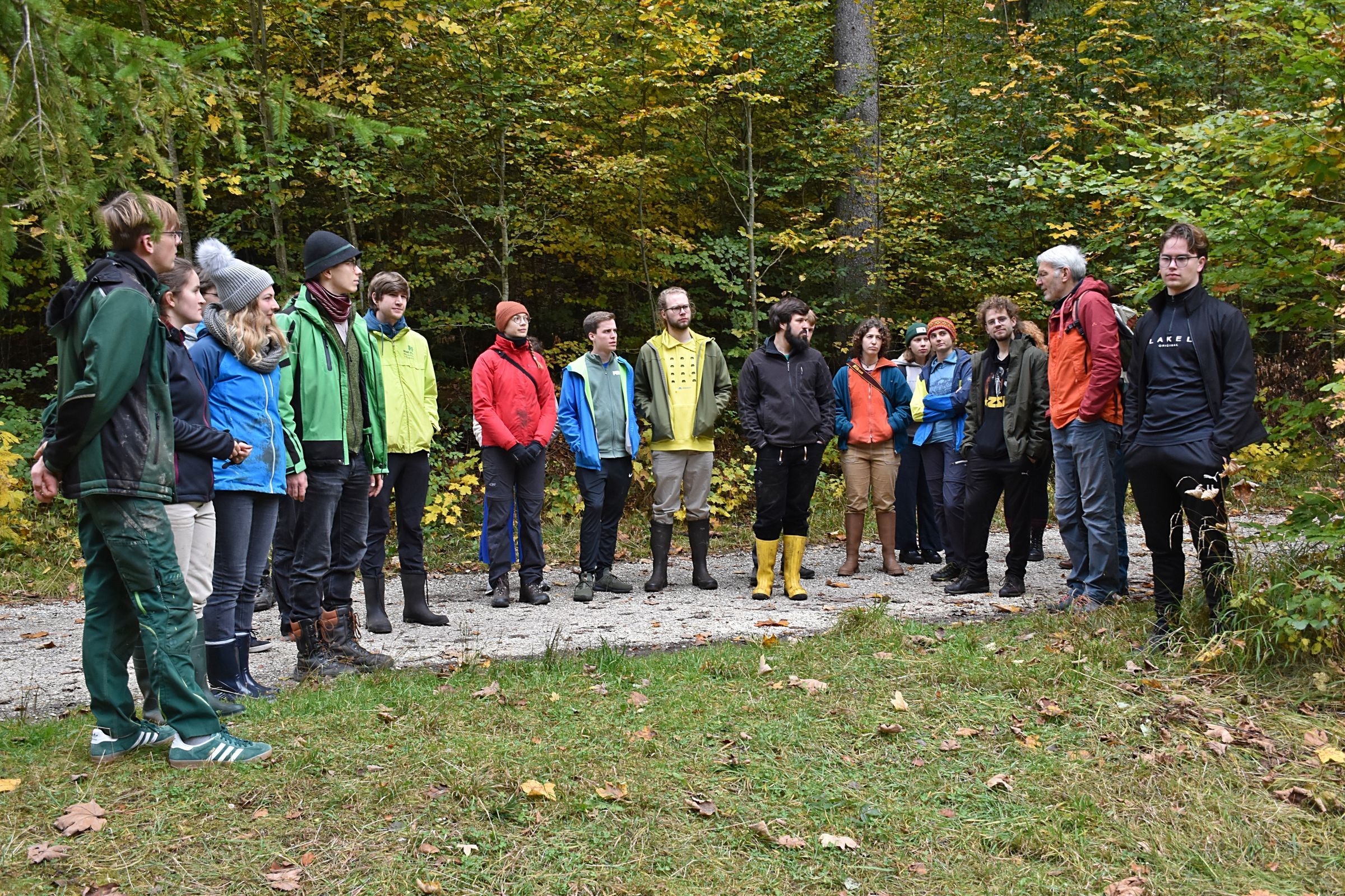 Martin Jochner erklärt Besonderheiten des Falkenseebachs