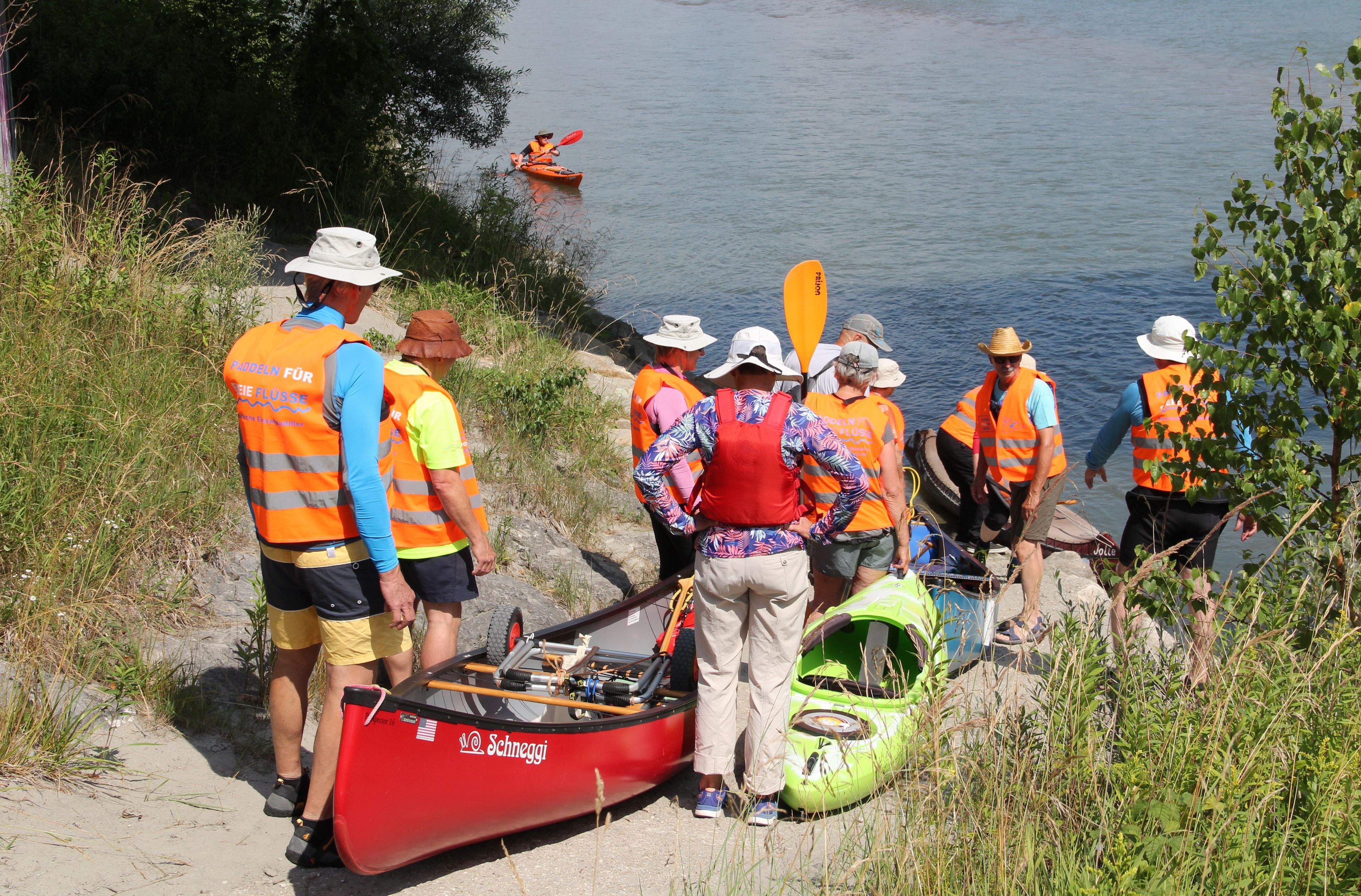 Foto: B. Rutkowski - Kanuten Salzachdemo 2026 Kanus werden in die Salzach getragen