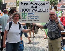 Beate Rutkowski und Sebastian Schönauer vom BN-Landesvorstand demonstrieren für eine frei fließende Salzach. Foto: BN Bund Naturschutz für Breitwasser statt Hochwasser. Foto: BN