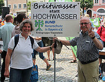 Beate Rutkowski und Sebastian Schönauer vom BN-Landesvorstand demonstrieren für eine frei fließende Salzach. Foto: BN Bund Naturschutz für Breitwasser statt Hochwasser. Foto: BN