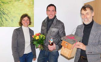 Die Kreisvorsitzende des Bund Naturschutz Beate Rutkowski und der Ortsvorsitzende Alois Dirnaichner (rechts) begrüßten Dr. Andreas Meitinger als 3000. Mitglied im Kreisverband (Foto: Unterforsthuber)