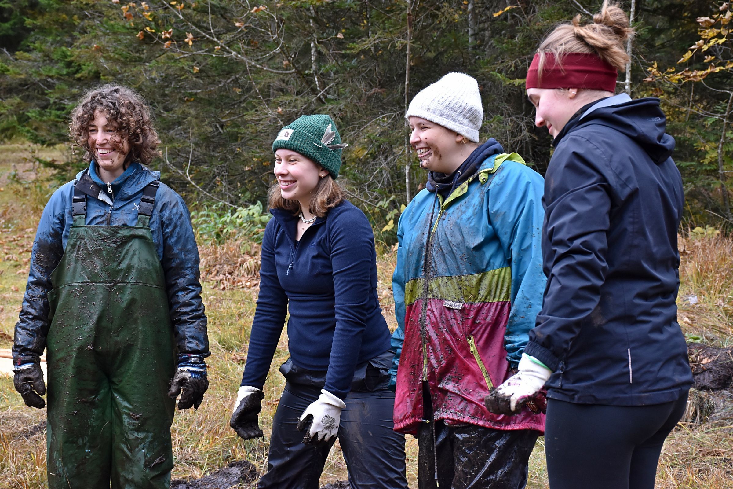 Jugendliche in Arbeitskleidung und Schmutz im Gesicht