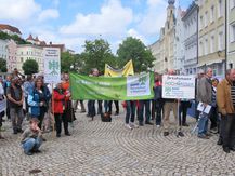 Mitglieder der BUND Naturschutz Kreisgruppe Traunstein bei der Kundgebung für eine freie Salzach in Burghausen (Foto: BN)