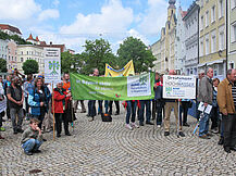 Mitglieder der BUND Naturschutz Kreisgruppe Traunstein bei der Kundgebung für eine freie Salzach in Burghausen (Foto: BN) Mitglieder der BUND Naturschutz Kreisgruppe Traunstein bei der Kundgebung für eine freie Salzach in Burghausen (Foto: BN)