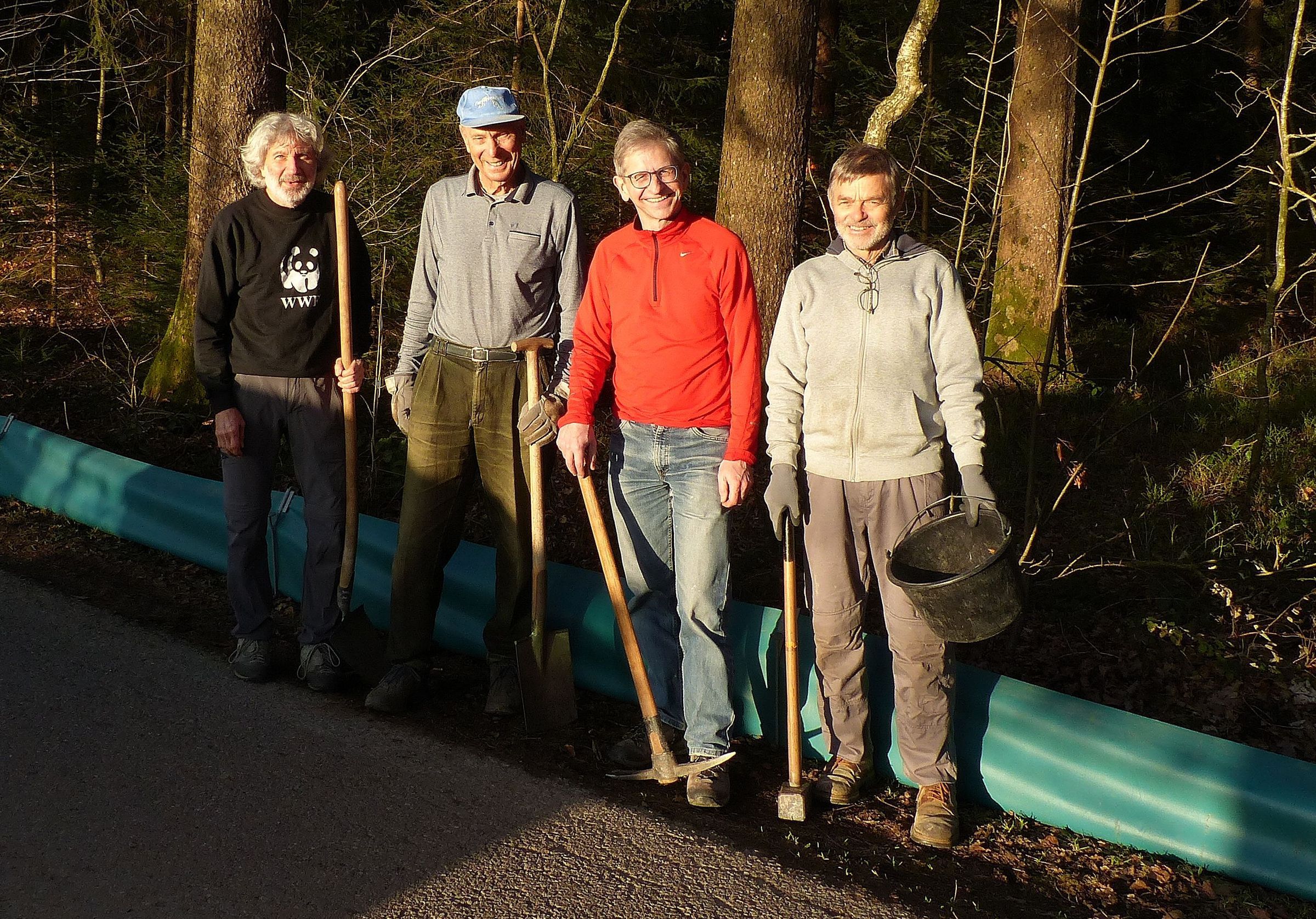 Das Helferteam der Traunreuter Amphibienretter posiert vor dem Schutzzaun