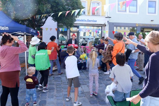 Menschen feiern den Parking-Day auf dem Stadtplatz
