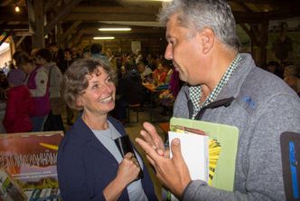 Beate Rutkowski am Stand des BN mit dem Landtagskandidaten der GRÜNEN und Kreisrat aus BGL Bernhard Zimmer