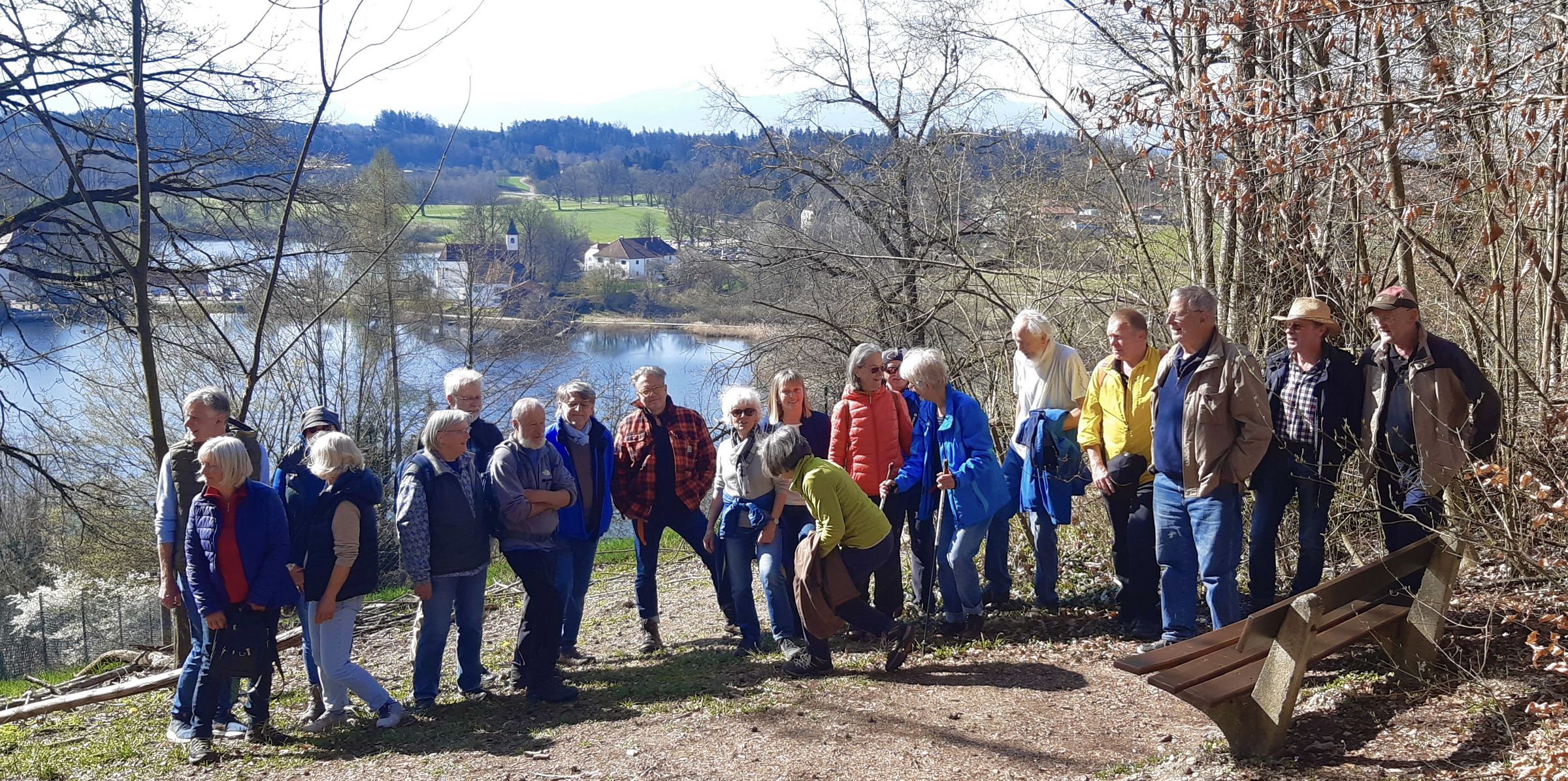 Die Wandergruppe des Bund Naturschutz an der Weinbergaussicht, im Hintergrund der Seeoner See