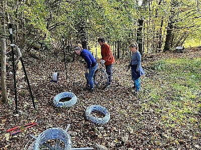 3 Personen errichten einen Herdenschutzzaun