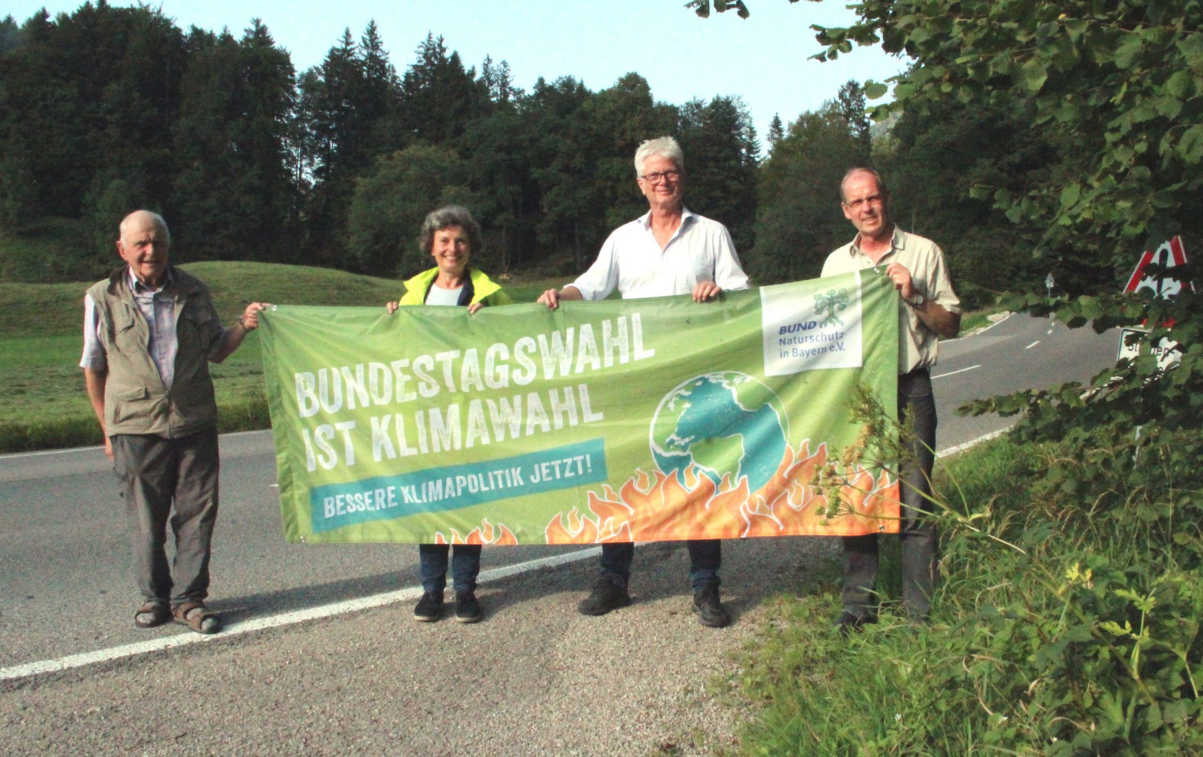 Mitglieder der Kreisgruppe demonstrieren gegen einen Ausbau der B 307