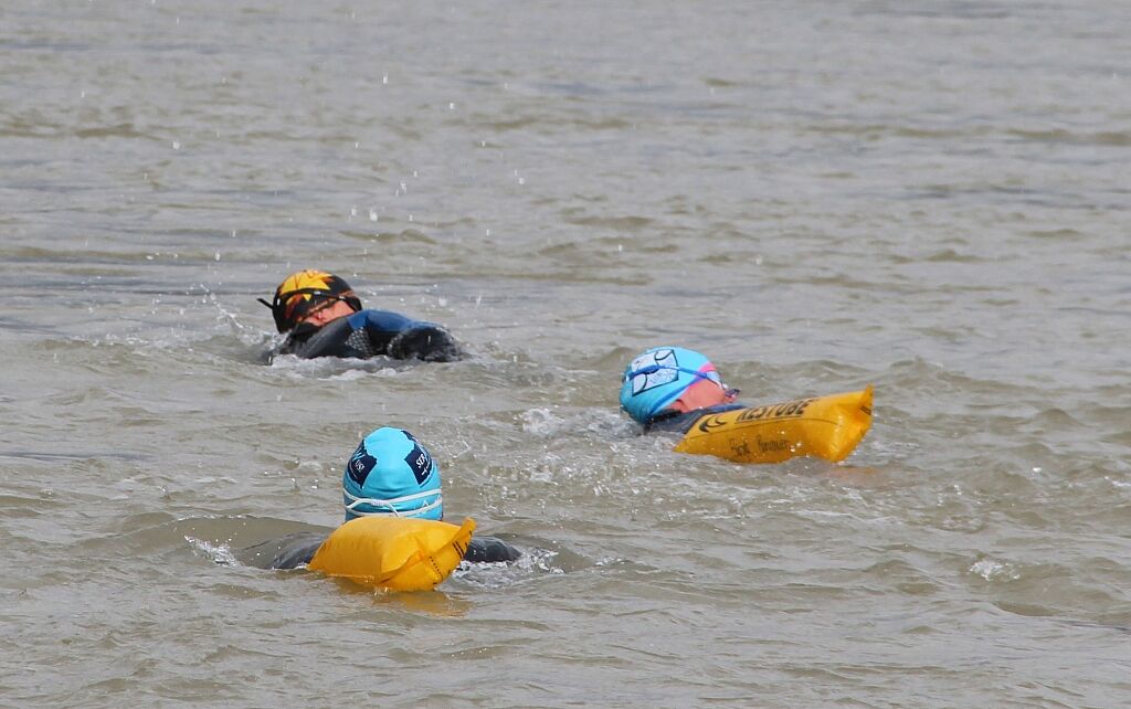 Eisschwimmer:innen in der Salzach - Foto: B. Rutkowski