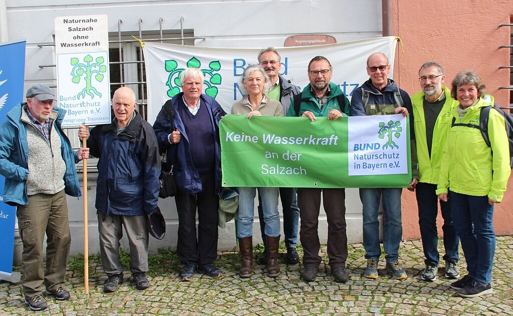 Vorstandsmitglieder der Kreisgruppen Traunstein, Berchtesgadener Land, und Rosenheim bei der Salzachkundgebung