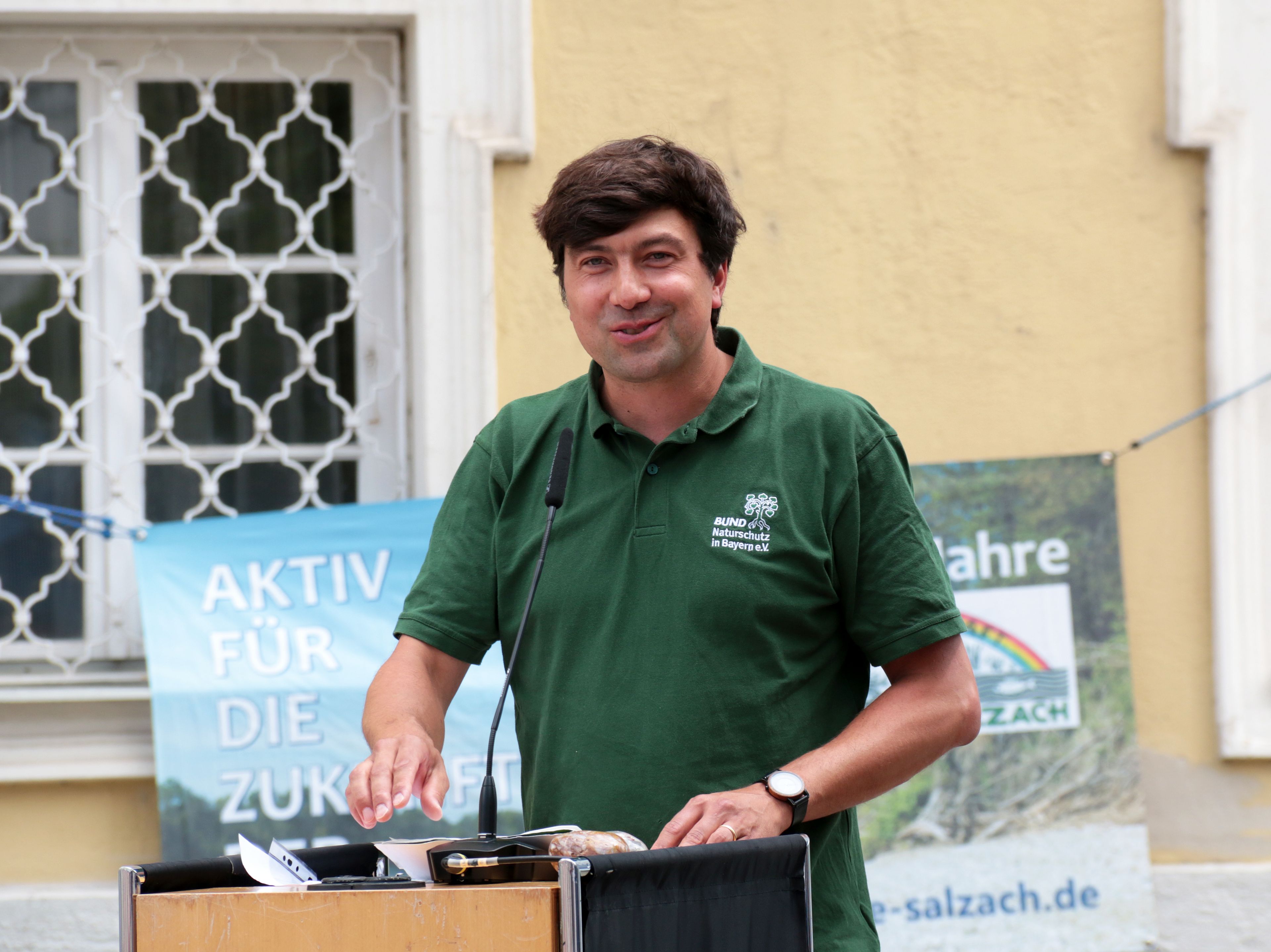 Foto: Claudia Lahr - Martin Geilhufe an der Salzachdemo 2026 Der BN Vorsitzende Martin Geilhufe am Rednerpult