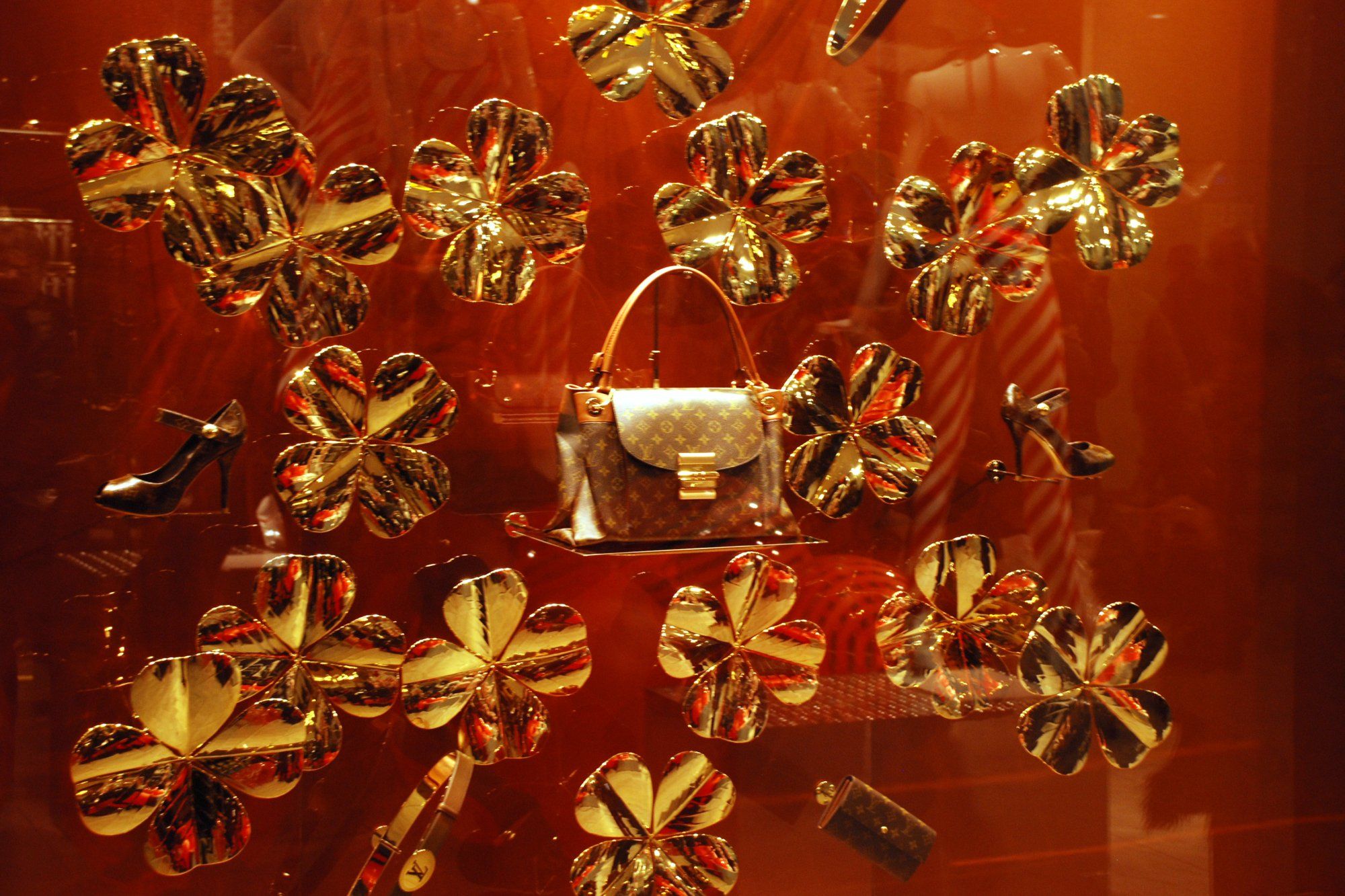 Schaufenster mit goldenen Accessoires z. B. Schuhe und Handtaschen