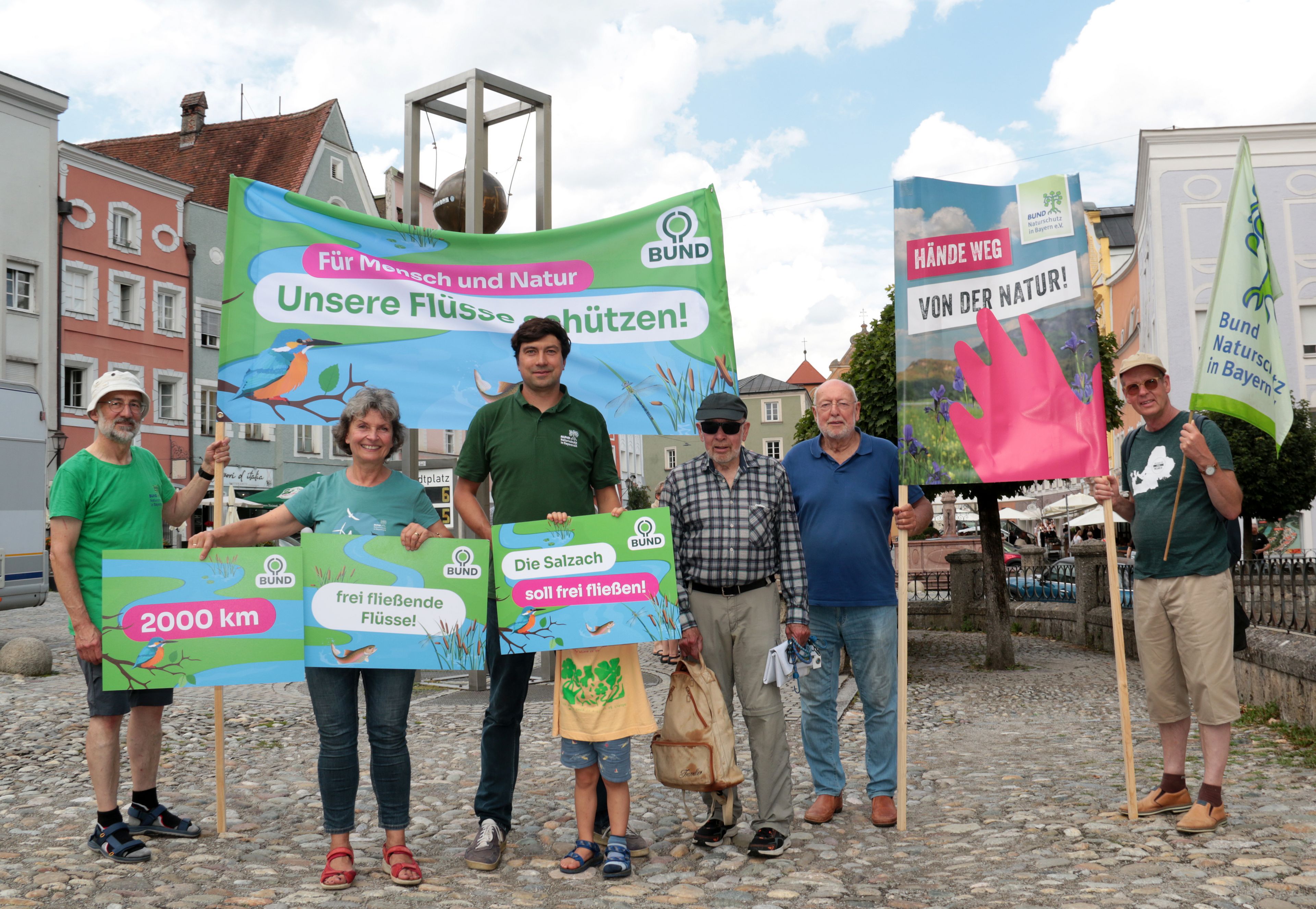 Foto: Claudia Lahr - Salzachkundgebung 2026 Gruppe demonstrierender Personen mit farbigen Bannern