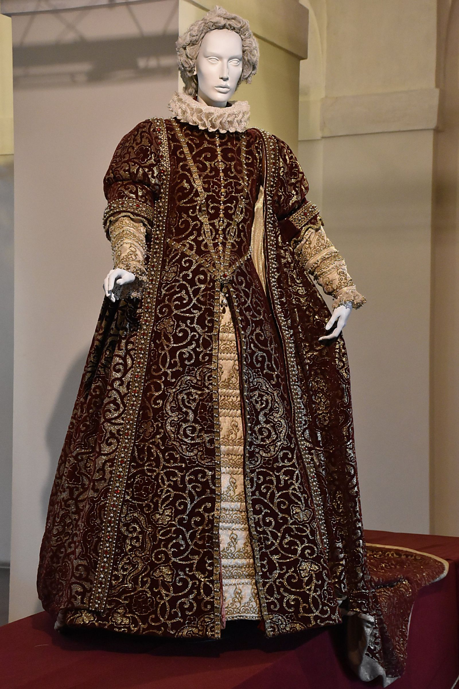 Schaufensterpuppe mit Renaissancekleid