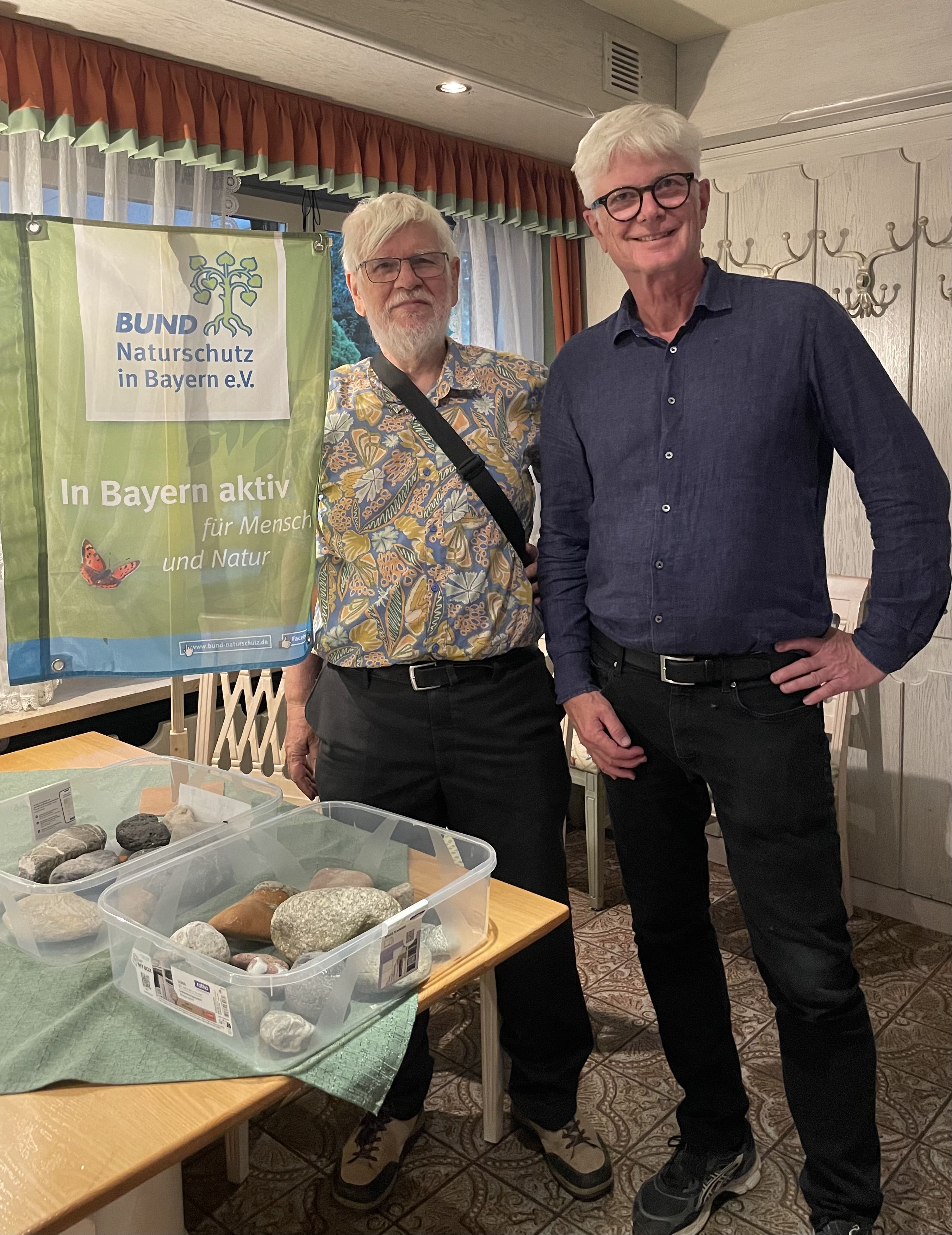 Dr. Hochleitner und Uli Penzkofer mit Steinen der Ache