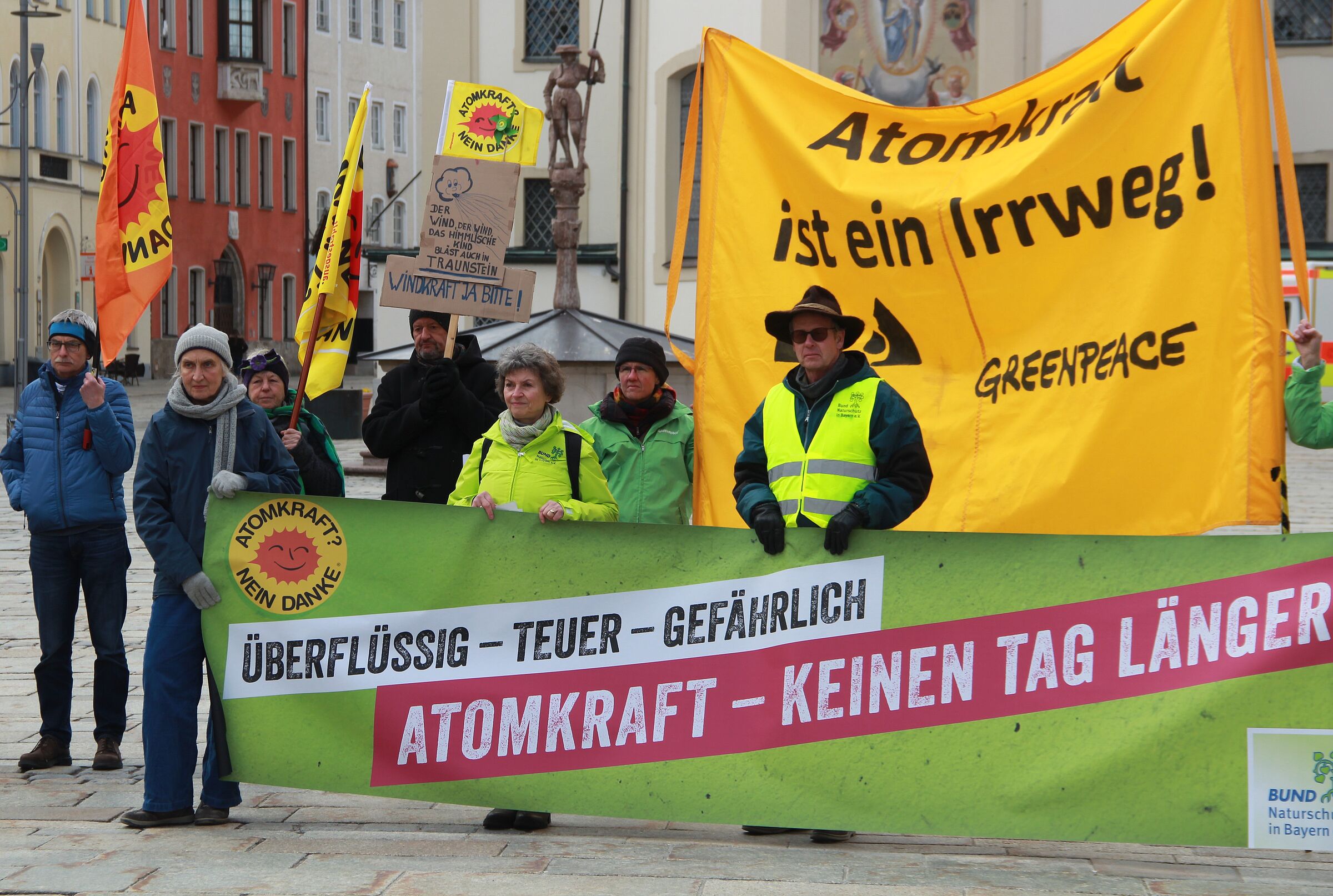 Demonstranten mit Banner Atomkraft keinen Tag länger