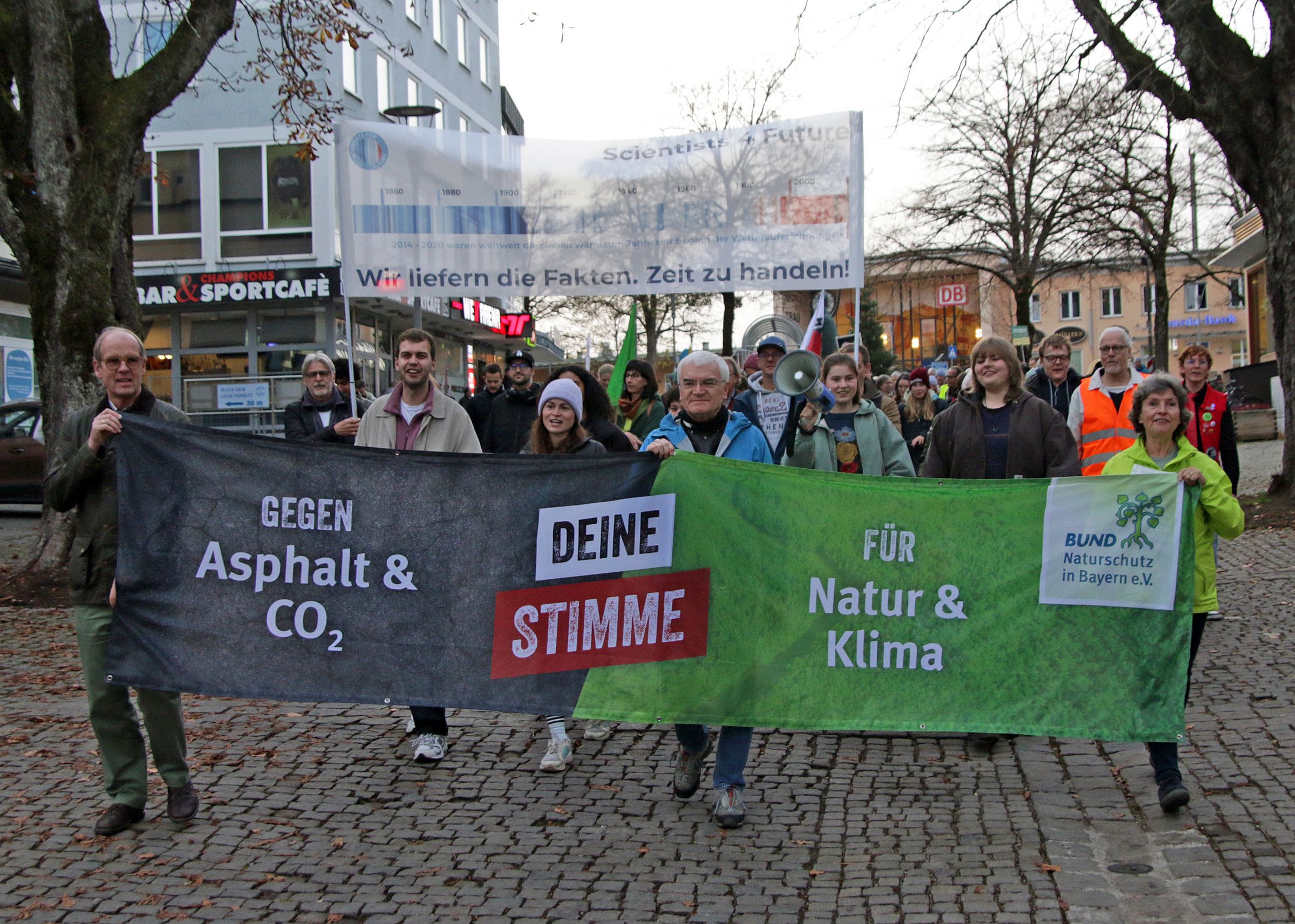 Foto: C. Lahr - Klimademo in Traunstein 14.11.25 Demonstranten halten ein Banner hoch