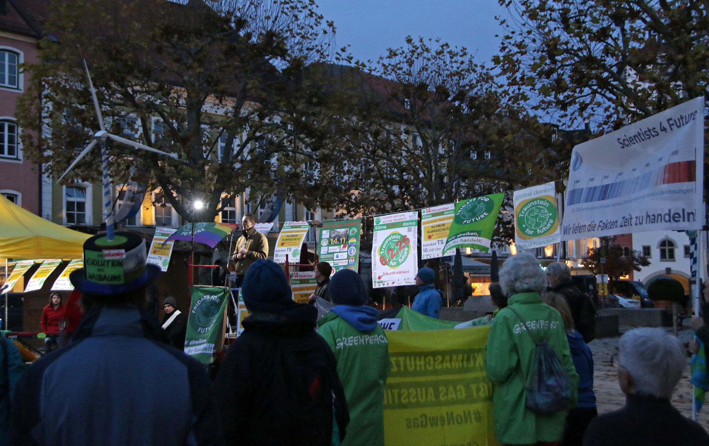 Foto: C. Lahr - Kundgebung an der Klimademo in Traunstein 14.11.25 Menschen nehmen an der Kundgebung zur Klimademo teil