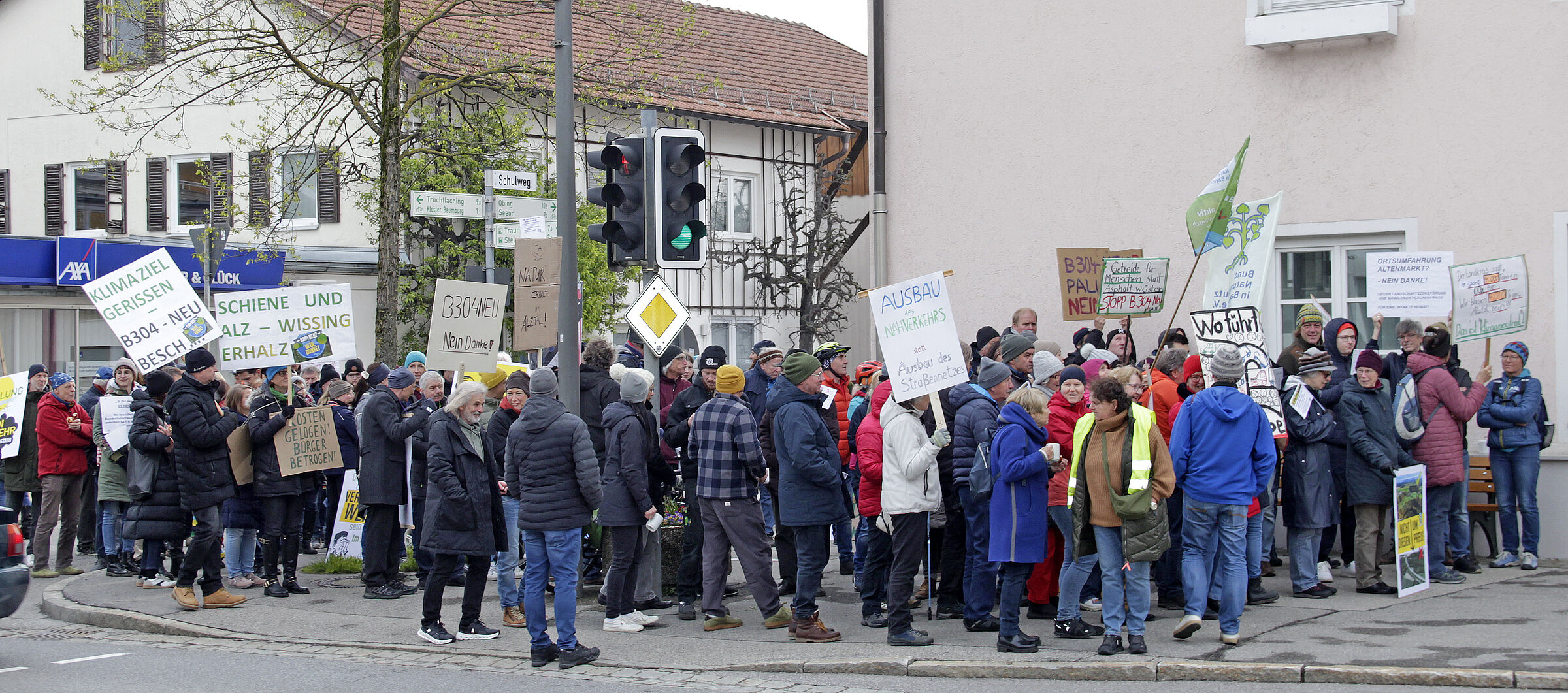 Demonstranten vor dem Rathaus in Altenmarkt