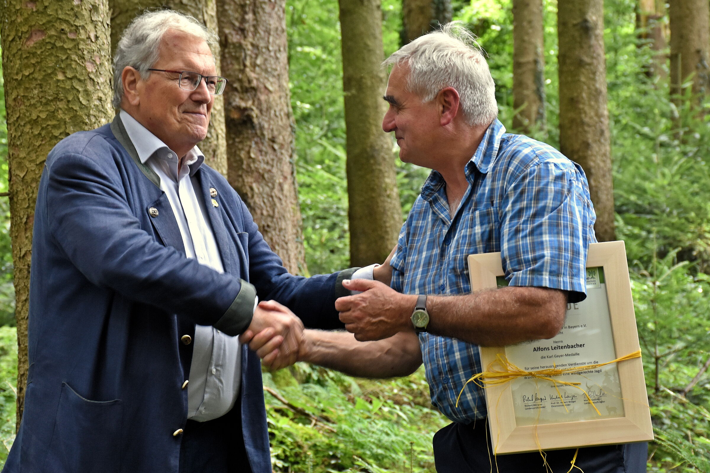 Prof. Dr. Huber Weiger, Ehrenvorsitzender des BN und Alfons Leitenbacher bei der Verleihung der Karl-Gayer-Medaille 2024