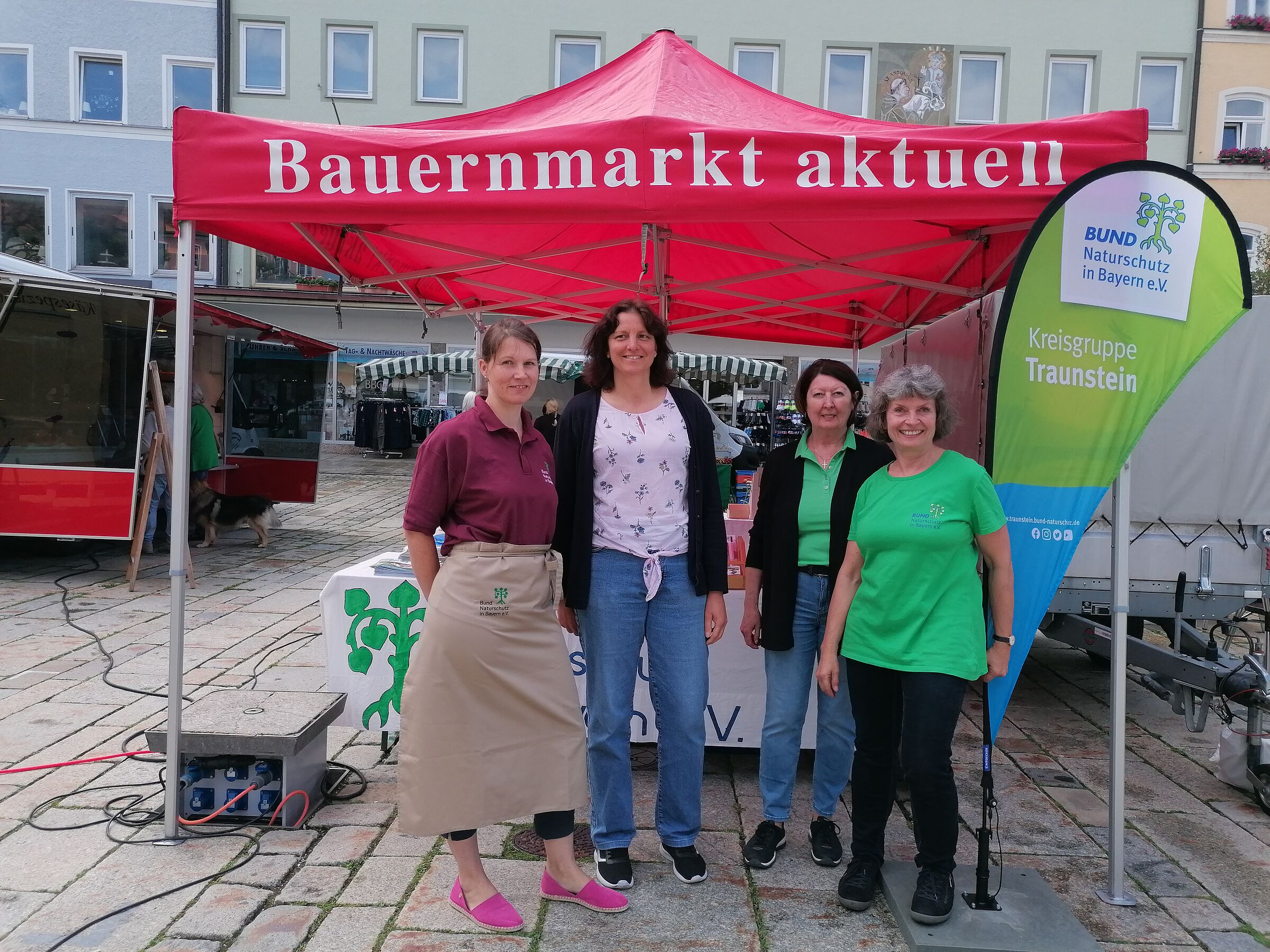 Akteurinnen vor dem Wildkräuterstand am Stadtplatz in Traunstein