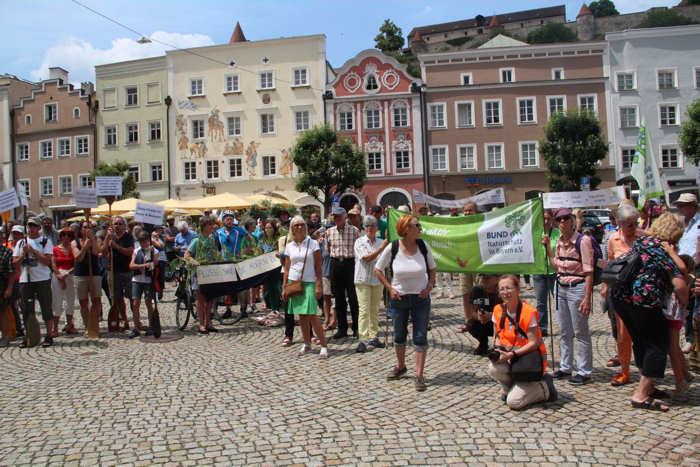 Bund Naturschutz bei der Kundgebung in Burghausen für eine frei fließende Salzach. Foto: BN