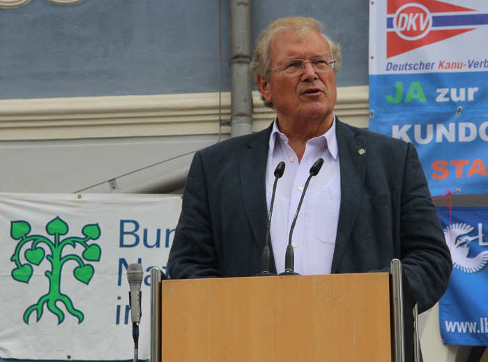 BUND-Vorsitzender Prof. Dr. Weiger spricht bei der Kundgebung für eine frei fließende Salzach in Burghausen. Foto: BN